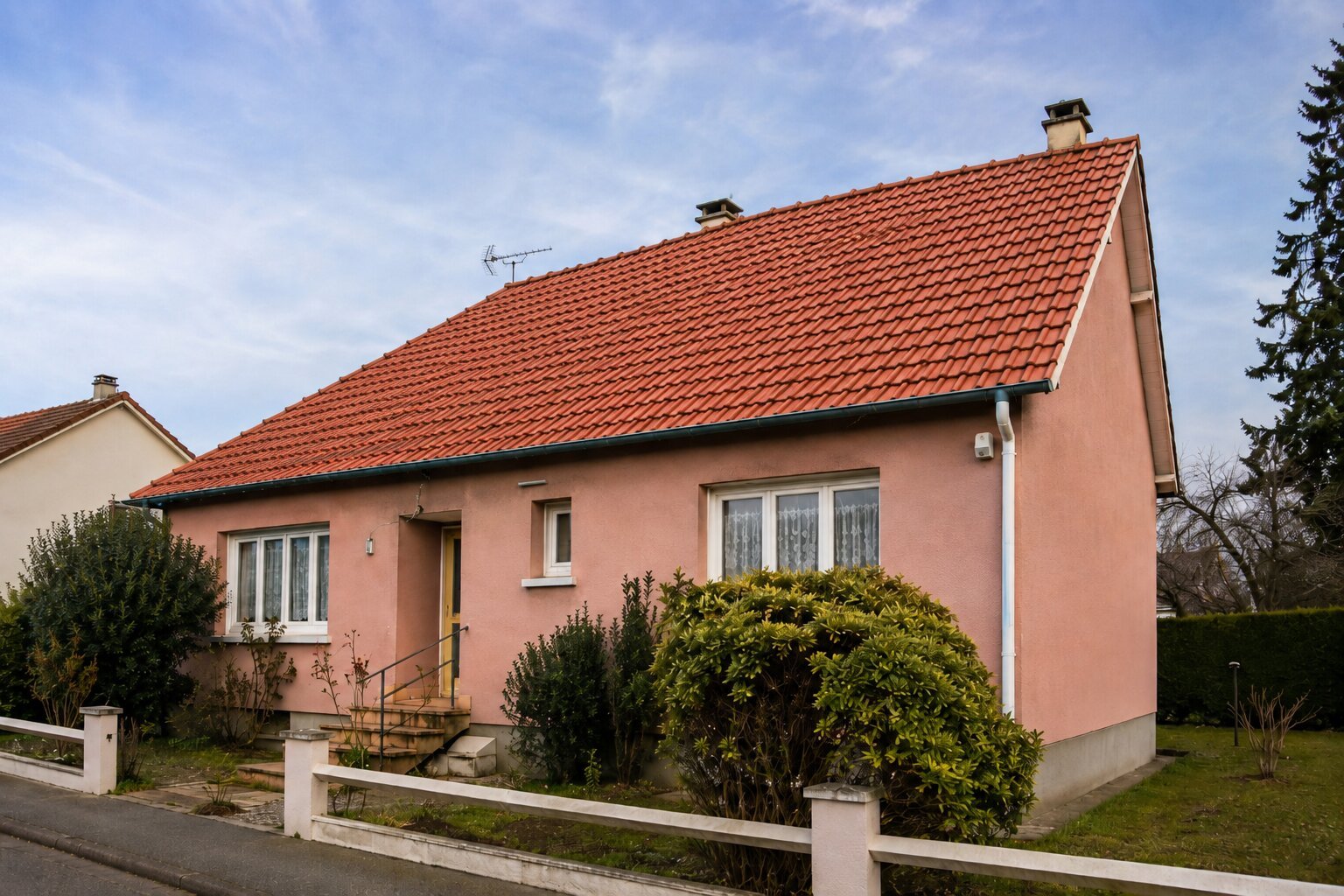 Après rénovation : toiture tuile neuve sur pavillon crépi rose