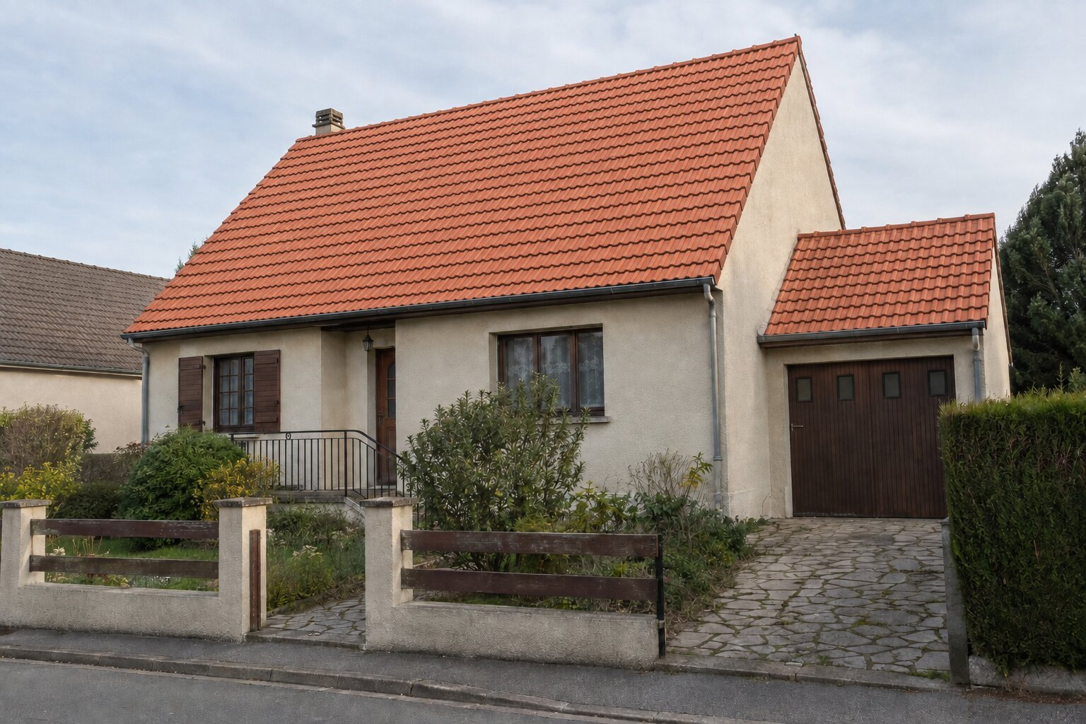Après rénovation : toiture tuile neuve sur pavillon crépi beige